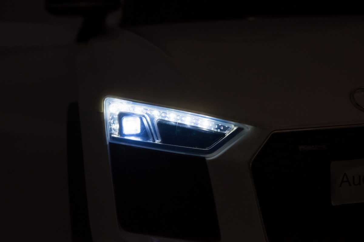 Elektromobilis Audi R8, baltas