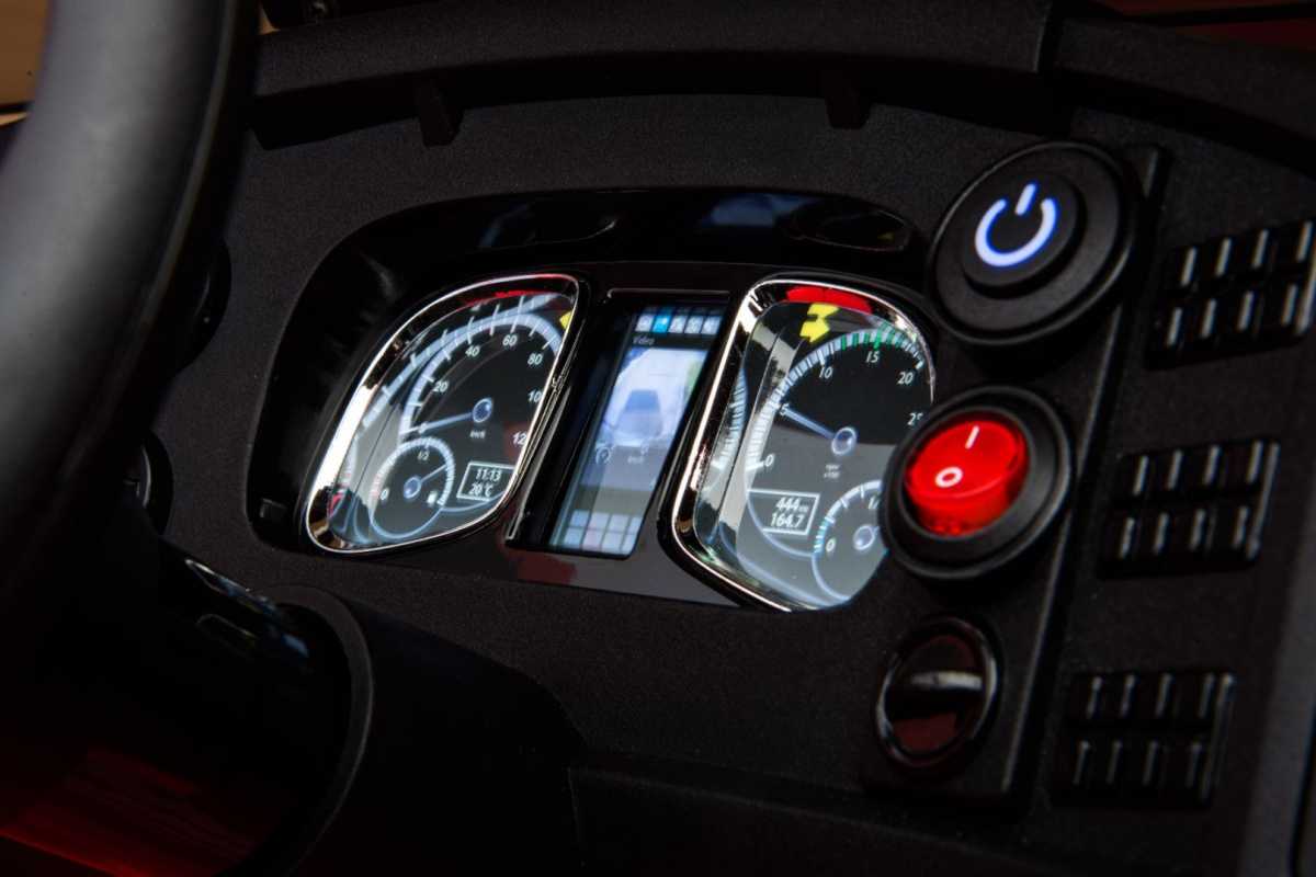Dvivietis elektromobilis Mercedes-Benz Zetros, raudonas
