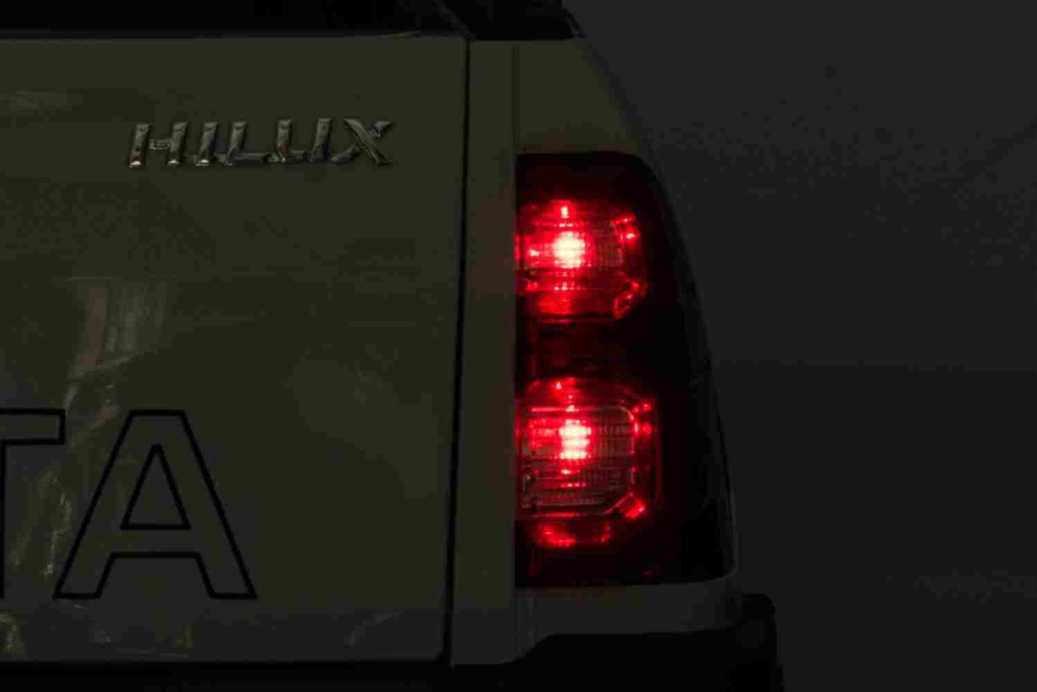Vienvietis elektromobilis Toyota Hillux, baltas