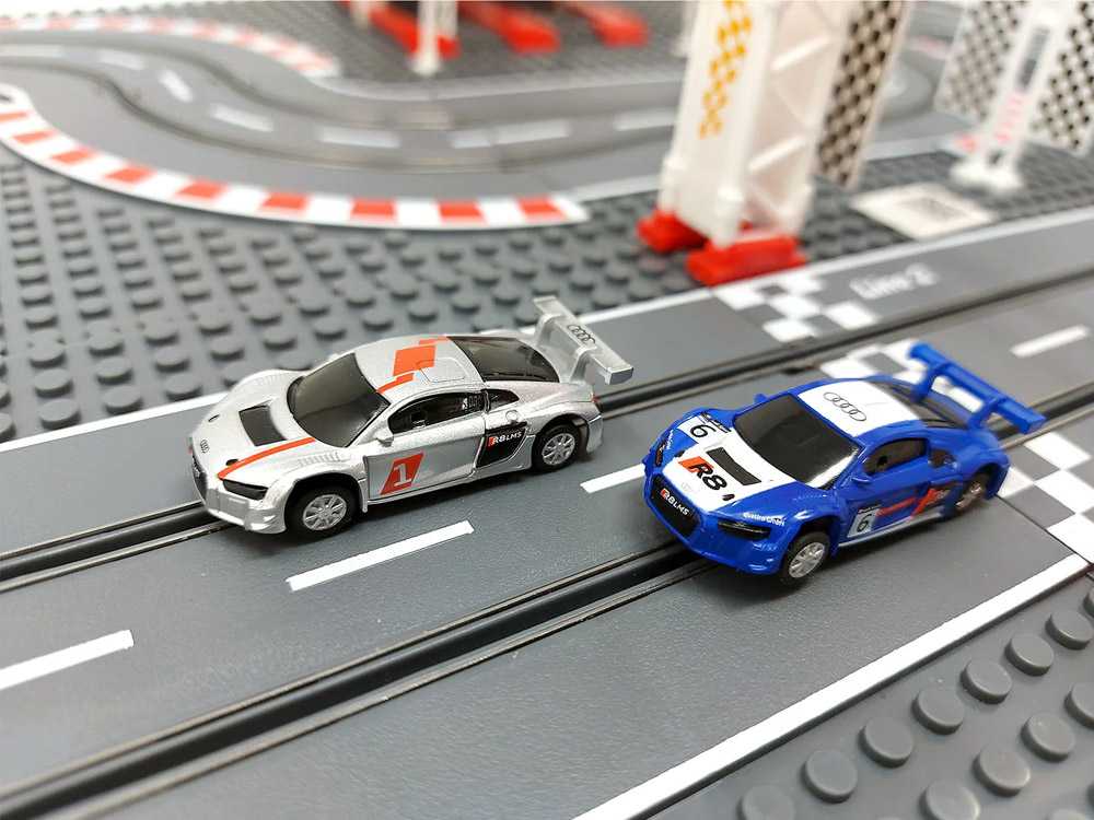 Nuotoliniu būdu valdoma lenktynių trasa su dviem Audi automobiliais