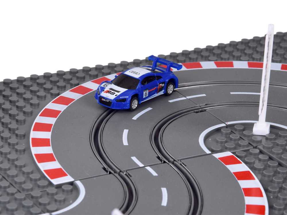 Nuotoliniu būdu valdoma lenktynių trasa su dviem Audi automobiliais