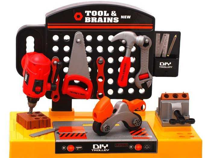 Vaikiškas darbo stalas su įrankiais