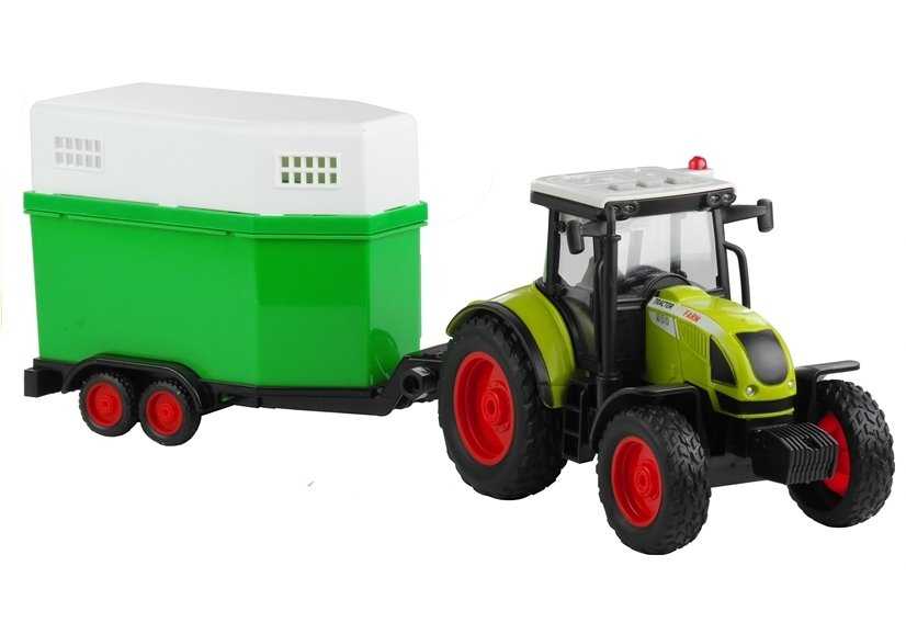Traktorius su gyvulių gabenimo priekaba