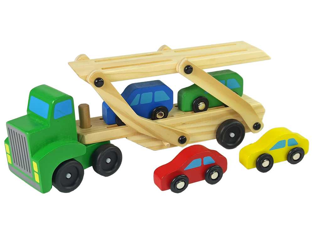Medinis vilkikas su žaisliniais automobiliais, žalias