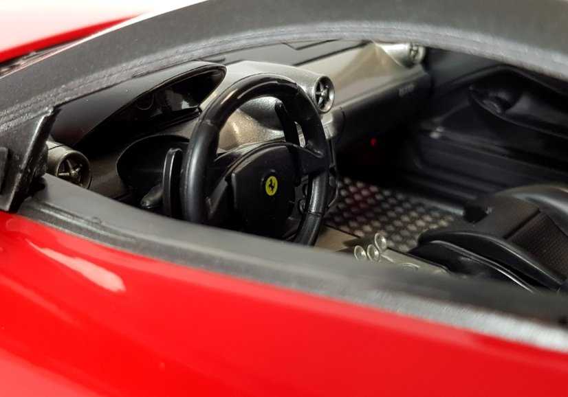 Nuotoliniu būdu valdomas automobilis - Ferrari, raudonas