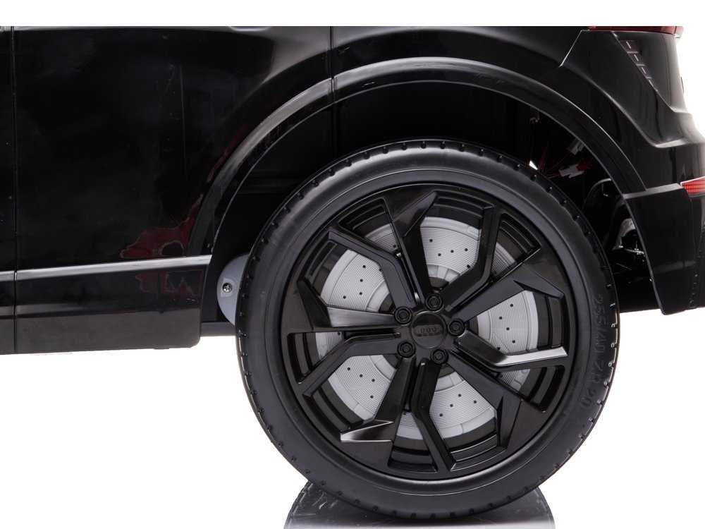 Vienvietis elektromobilis Audi RS Q8, juodas