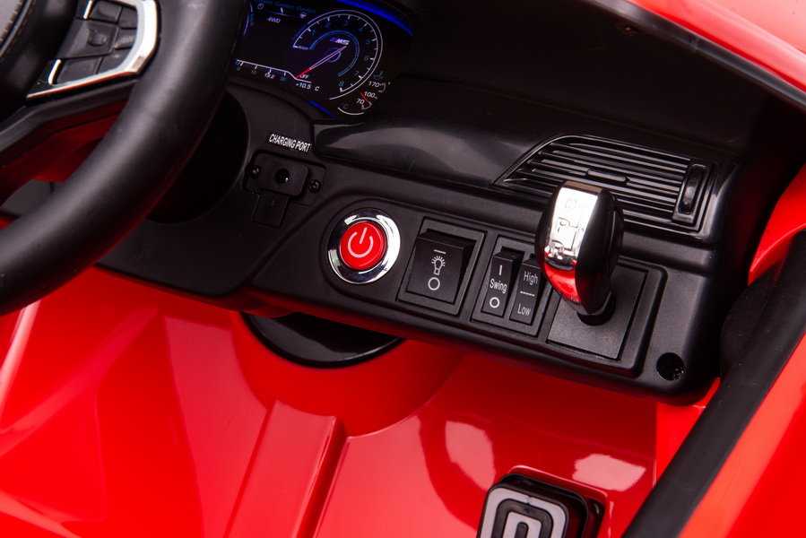 Elektromobilis BMW M5 su papildoma platforma,  lakuotas raudonas