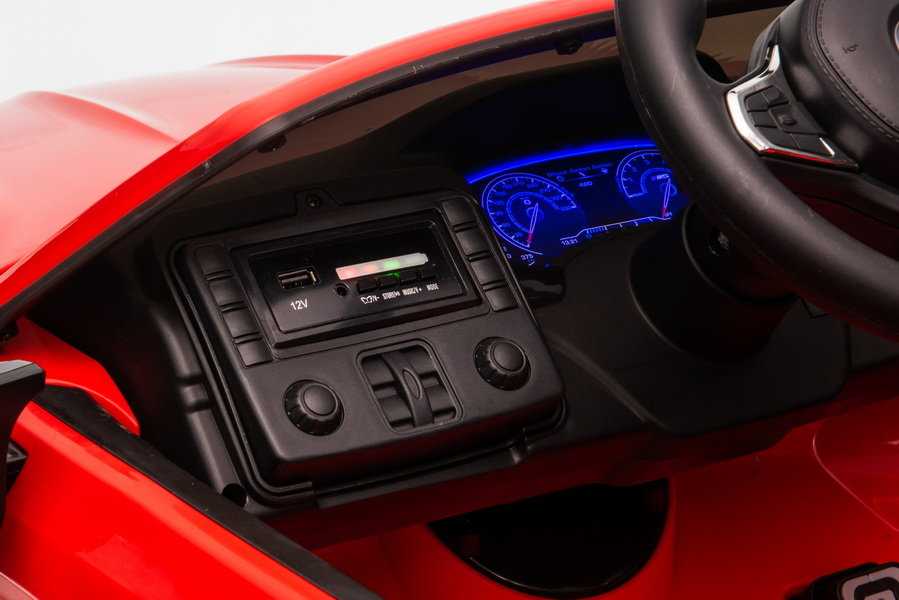 Elektromobilis BMW M5 su papildoma platforma,  lakuotas raudonas
